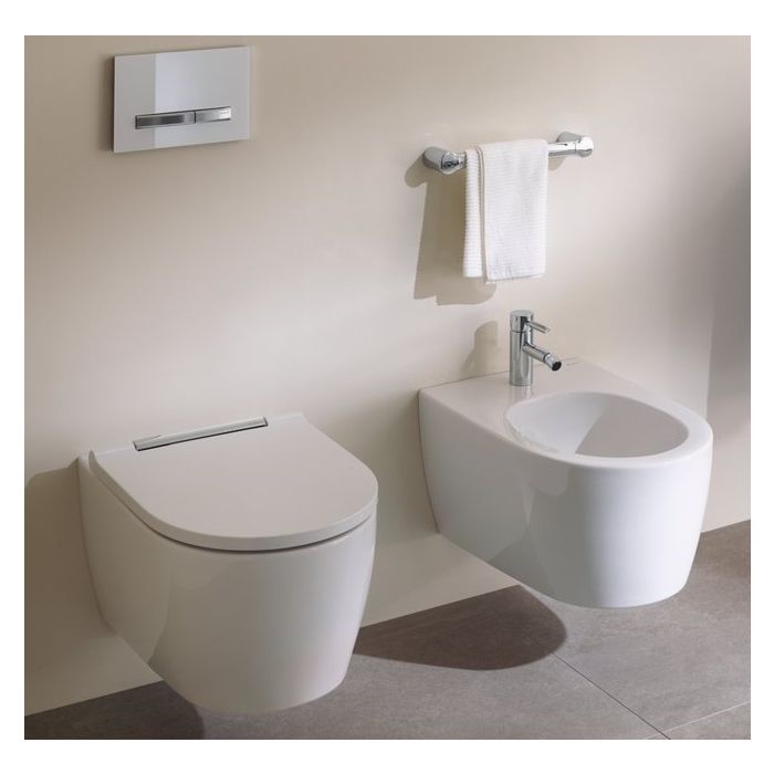 Berg ontrouw wijs Geberit One wall hung WC 500202011 with WC seat, white / high-gloss  chrome-plated KeraTect